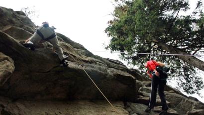 Bild: Stephan Landgraf
Überhänge bis zu 9+: Der Räuberfelsen im Steinwald verlangt selbst den Könnern einiges ab.