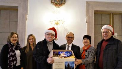 Bild: arw
Das DAGA-Team Helmuth Wächter (rechts)James P. Federline (dritter von links) überreichten symbolisch das erste Lebensmittelpaket an Sachbegietsleiterin Johanna Meier, Regierungsdirektor Alfred Scheidler, Christina Breu und Brigitte Menzel (von rechts) vom Sozialamt.