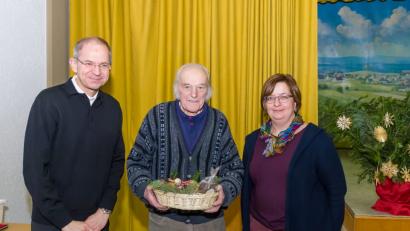 Bild: wms
Beim Seniorennachmittag überreichten Stadtpfarrer Johann Hofmann (links) und PGR-Sprecherin Theresa Meindl ein Präsent an Richard Mages und dankten für die langjährige Mitarbeit beim Pfarrfest.