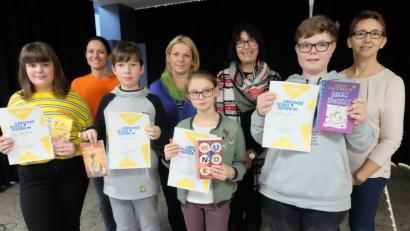 Bild: ohr
Die sechste Jahrgangsstufe der Naabtal-Realschule Nabburg beteiligt sich am Vorlesewettbewerb des Börsenvereins des Deutschen Buchhandels. Organisatorin Elisabeth Weber (hinten links), die Elternbeiräte Claudia Bartmann (daneben) und Bettina Berger (rechts), sowie Rektorin Hannelore Reil-Heining (Zweite von rechts) zeichnen die Gewinner (vorne, von links) mit Urkunden und Buchpreisen aus: Ann -Sophie Heuberger (3. Platz/6 b), Jonas Schlagenhaufer (3./6c), Theresa Neidl (2./6a) und Schulbester Korbinian Grim
(6 d).