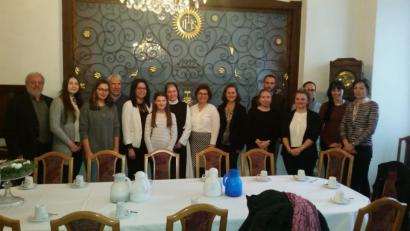 Bild: exb
Äbtissin Laetitia Fech (Mitte) freut sich über die Gäste aus Neustadt und Frankreich.