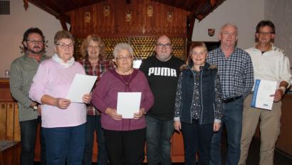 Bild: pi
"Auf unsere Leute ist Verlass", sagt VdK-Vorsitzender Wolfgang Piehler (Vierter von rechts) bei der Ehrung der Mitglieder.