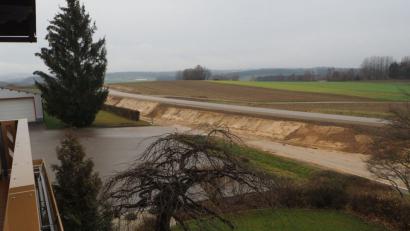 Bild: gz
Die Ausfahrt vom Betrieb Hierold mündet direkt in eine Böschung und führt auf der ehemaligen Straße entlang der neuen Staatsstraße zurück zur Auffahrt.