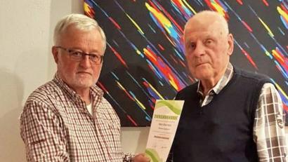 Bild: hai
Der Vorsitzender des Speicherdorfer Fichtelgebirgsvereins, Dieter Kottwitz, (links) ehrt Alfred Höcht (rechts) mit der höchsten Auszeichnung, die der Hauptverein zu vergeben hat: den Goldenen Siebenstern.