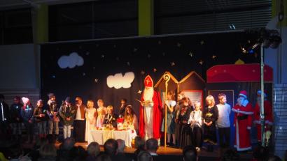 Bild: stn
Bischof Nikolaus (Hausmeister Anton Lebegern) und sein junger Darsteller ( Niklas Kersten) fordern auf, dem Beispiel von Nikolaus zu folgen