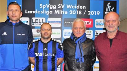 Bild: Nachtigall
Die SpVgg SV Weiden stellte am Donnerstag Ismail Morina (Zweiter von links) als Neuzugang vor. Trainer Andreas Scheler, Vorstandsmitglied Manfred Luber und Teammanager Hannes Beer begrüßten den Spieler.