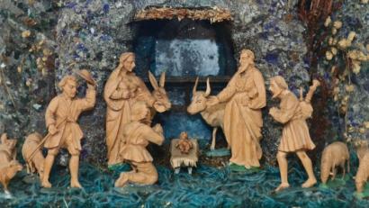 Bild: Egerland-Museum
Eine Miniatur-Kastenkrippe aus Königsberg an der Eger. Die Figuren aus Pfaffenhütchenholz stammen von dem bekannten Schnitzer Franz Zapf (1821 bis 1903).