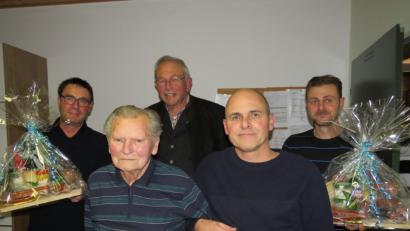 Bild: adj
Gemeinsam haben Hans Riebl (vorne, links) mit seinem Nachfolger Norbert Schwarz und Hans Dirschedl (hinten, Mitte) mit Nachfolger Rainer Schwarz (rechts) und Vorsitzendem Wolfgang Schwarz (links) 70 Jahre Mitarbeit im Stadtverband für Leibesübungen eingebracht.