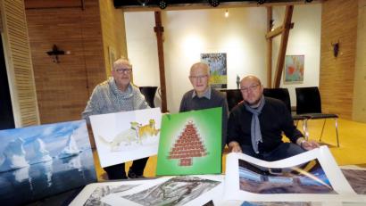 Bild: ubb
Sorgfalt bei der Auswahl der Exponate macht Arbeit: Schon seit Wochen suchen Jürgen Klein, Hartmut Bombosch und Stefan Weiß (von links) direkt vor Ort im Kunsthaus die Fotos aus, die für die Sonderausstellung passend sind.