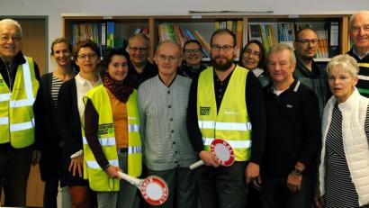 Bild: gf
Beim Adventsfrühstück der Schulweghelfer (von links): Franz Beyerlein, Elena Feix, Rosalia Wendl, Gabriele Papp, Uwe Aulinger, Waldemar Fuchs, Stefanie Hierl, Alex Krumrein, Nadine Turnhöfer, Gerhard Schmid, Marco Oswald, Rektorin Gunda Köstler und Dietmar Kraus.