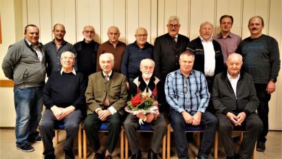Bild: arw
Seinen 80. Geburtstag feiert Josef Huber (vorne, Mitte) mit den Senioren, dem Kommandant Michael Spranger und Marco Harrer (von links) sowie Vorsitzendem Helmut Staratschek (rechts) und Bürgermeister Rupert Troppmann (Vierter von rechts).