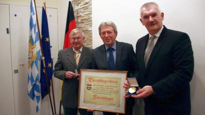 Bild: wro
Altbürgermeister Franz Stangl darf sich ab sofort „Ehrenbürger“ der Gemeinde Krummennaab nennen. Die Ernennungsurkunde wurde ihm von Bürgermeister Uli Roth (rechts) und 2. Bürgermeister Reinhard Naber im Rahmen einer Ehrensitzung übergeben.