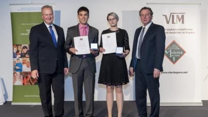 Bild: exb
Benjamin Sorgenfrei aus Thanstein und Teresa Schmidt aus Oberviechtach (mit Urkunde) erhielten ihre Auszeichnungen durch Ministerialdirigent Wolfram Schöhl (links) und Harald Schäfer (rechts), Vorsitzender des Verbandes landwirtschaftlicher Meister und Ausbilder in Bayern.