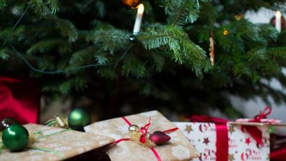 Bild: Rolf Vennenbernd/dpa
Geschenke liegen unter einem Weihnachtsbaum.