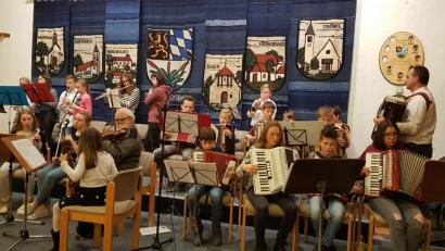 Bild: gi
Die Musikschule Moosbach bot einen unterhaltsamen Hausmusikabend auf verschiedenen Instrumenten im vollbesetzten Rathaussaal.
