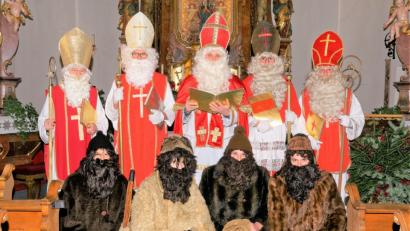 Bild: tu
Die Nikoläuse der Katholischen Jugend in Pleystein sind seit 40 Jahren unterwegs. Der Erlös wird gemeinnützigen Zwecken gespendet.
