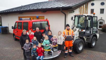 Bild: gz
Kindergartenleiter Ramona Zangl dankt im Beisein einiger Kinder, der Kassiererin Manuela Bösl, Kommandant Josef Kleber, Vorsitzendem Jürgen Bösl und Bauhofarbeiter Sebastian Wild (von links) für die Spende.
