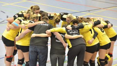 Bild: Ziegler
Jetzt heißt es zusammenstehen - wer noch kann von den Hahnbacher Volleyballerinnen.