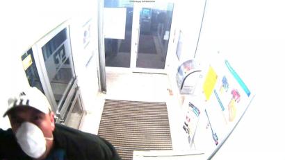 Bild: Polizei Amberg
Auf diesem Bild ist der Täter relativ gut zu sehen: In diesem Augenblick hatte er direkt in die Überwachungskamera der Bankfiliale geblickt.