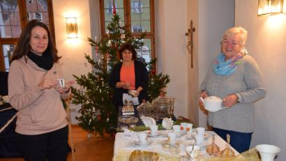 Bild: bö
Schönes Porzellan und Glas wohin das Auge reicht: Eine passende Ausstellung von Traudl Segerer (rechts) und Klaudia Nießl (Zweite von Rechts) im Sitzungssaal des Rathauses begleitete heuer den Weihnachtsmarkt.