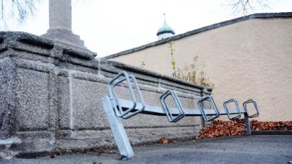 Bild: Gabi Schönberger
Der Radlständer vor dem Friedhof ist demoliert, erfüllt aber trotzdem einen wichtigen Zweck.
