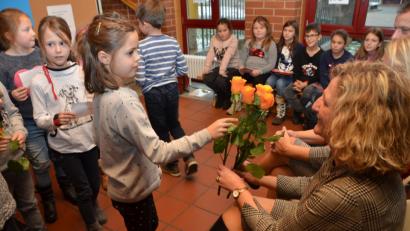 Bild: dob
Viele Zitate und Rosen begleiten die Abschiedszeremonie für Rektorin Margit Walter, die nun am Staatlichen Schulamt Neustadt/WN als Schulrätin wirkt.
