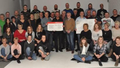 Bild: dob
Die Benefiz-Haarschneide-Aktion "Styling gegen Krebs" erbringt heuer 24 015,99 Euro. Insgesamt wurden in den vergangenen elf Jahren 111 294,14 Euro für die Kinderkrebshilfe in der Region Oberpfalz Nord erzielt. Herbert Putzer will damit Mut und Hoffnung für viele Familien mit schwerst- und krebskranken Kindern schenken.