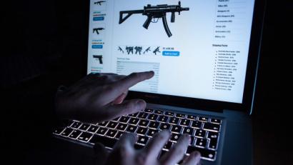 Bild:  Silas Stein/dpa
Ein Mann zeigt im Darknet auf eine Internetseite eines Online-Shops, der Waffen verkauft. Ein Mann aus dem Kreis Schwandorf ist jetzt wegen eines Waffenkaufs im Darknet verurteilt worden.