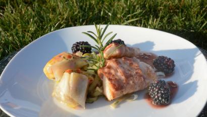 Bild:  Gabi Schönberger
Die Süße der Brombeeren harmoniert vortrefflich mit dem Zander im Speckmantel.