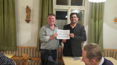 Bild: jzk
KAB Vorsitzender Peter Daschner überreicht Pater Joseph einen Gutschein über 600 Euro.