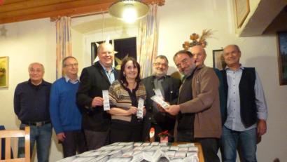 Bild: exb
Mit einer „Endparty“ reagierten die Macher des „Netztip“ auf das Erscheinen der letzten Ausgabe des Faltblatts. Es wurde von Franz Grundler (vorne rechts) im Beisein von Dr. Johanna Mertins, der zweiten Bürgermeisterin von Pfreimd (vorne links), und dem Bürgermeister von Nabburg, Armin Schärtl (dazwischen) vorgestellt.