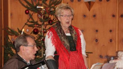 Bild: kro
Marianne Helm und Hans Kowatsch gestalteten den besinnlichen Teil der Weihnachtsfeier sehr eindrucksvoll.