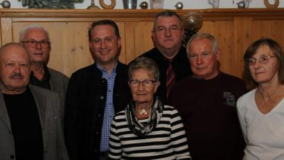 Bild: gfr
(v.l.n.r.) VdK-Ehrenortsvorsitzender Günter Zeller, Johann Ritter, 2. Bürgermeister Hermann Böhm, Erika Behringer, Frank Senft, Karlheinz Braun, Christine Dirnhofer.
