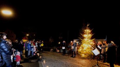 Bild: bey
Die Dorfweihnacht in Vöslesrieth soll auf das bevorstehende Weihnachtsfest einstimmen. Diesmal müssen das die Organisatoren auch ohne Schnee bewerkstelligen.