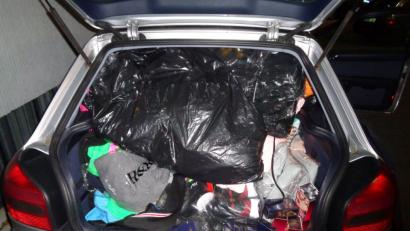 Bild: Polizei
Ende einer Einkaufstour auf einem Parkplatz an der A6: In Tschechien hatten zwei Trierer einen ganzen Kofferraum voll gefälschter Waren gekauft. Fahndern war das Auto aufgefallen.