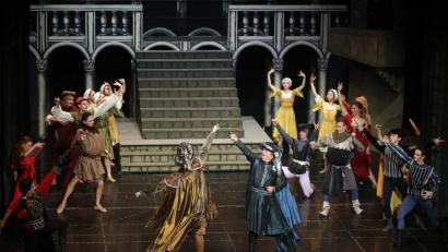 Bild: Wolfgang Steinbacher
Romeo und Julia: Das Geschehen rast ungebremst auf das Finale zu: den Tod. Ohne viel Sentimentalität, aber mit ordentlich Suspense enden die Liebenden in der Familiengruft der Capulets. Vorhang, Beifall, Jubel, für die fantastische Compagnie mit ihren großartigen Solisten.