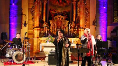 Bild: stg
Ramona Fink (Zweite von links) und ihre Gospel Group begeistert in der Kemnather Stadtpfarrkirche