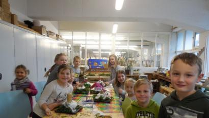 Bild: exb
Kinder beim Basteln.