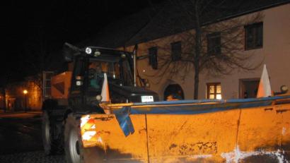 Bild: amö
Die Mitarbeiter des Lohnunternehmens Zimmermann sind auf den Straßen bereits unterwegs. Die Firma übernimmt in Winklarn den Winterdienst auf der bisherigen "Unimog-Strecke" des Gemeindebauhofs.
