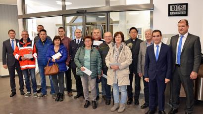 Bild: rfü
Beide Seiten freuen sich: die Vertreter der Raiffeisenbank Oberpfalz NordWest eG mit Thomas Keck (links) an der Spitze darüber, dass sie zwölf Vereinen und Institutionen mit den Spenden eine Freude machen können, die Empfänger über die finanzielle Unterstützung ihrer Vorhaben.