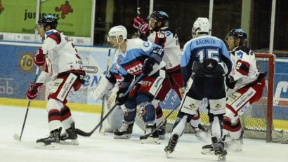 Bild: gb
Die Blue Devils treffen am Wochenende zwei Mal auf den EV Landshut. Verteidiger Adam Schusser (Zweiter von links, Szene aus dem ersten Heimspiel gegen die Niederbayern) feiert nach seiner Verletzungspause sein Comeback.
