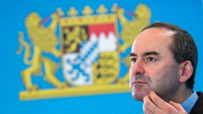 Bild: Peter Kneffel/dpa
Hubert Aiwanger (Freie Wähler) konterkariert die Trassen-Ausbaupläne.