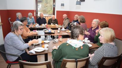 Bild: bnr
Beim gemeinsamen Frühstück im Cafe des Dorfladens geht es immer ganz lustig zu. Da wird sich unterhalten und wenn jemanden danach ist auch gesungen.