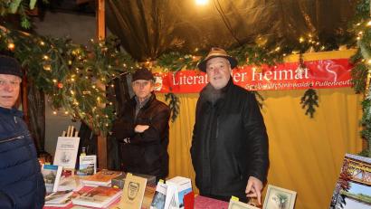 Bild: bsc
Am Samstag und Sonntag strahlen wieder unendlich viele Lichter im und rund um den historischen Ökonomiehof mit 44 Verkaufsständen. Mit dabei ist die Gesellschaft „Steinwaldia“ Pullenreuth. Im Vorjahr freuten sich (von links) Erwin Becher, Josef Busch und Norbert Reger über das rege Interesse an Büchern und Heimatliteratur.