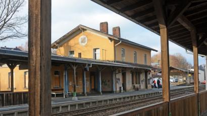Bild: Gabi Schönberger
Das ist der in der Region wohl aktuell begehrteste Bahnhof: Windischeschenbach. Im September kam er in Berlin unter den Hammer.