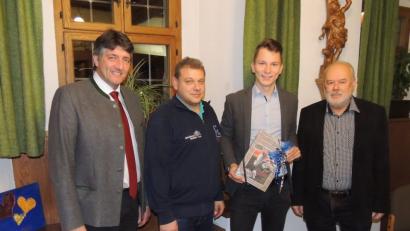 Bild: mor
Thomas Lebegern (Zweiter von rechts) ist Bundessieger im Leistungswettbewerb des Deutschen Handwerks. Bürgermeister Edgar Knobloch (von links), Bernd und Hannes Hutzler (rechts) gratulieren. Sie sind stolz auf den erfolgreichen Mediengestalter, der die Ausbildung in ihrer Druckerei in Grafenwöhr absolviert hat.