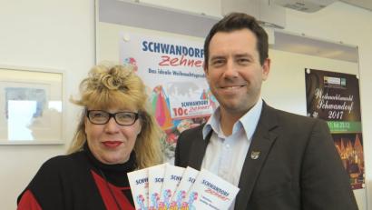 Bild: Hirsch
Projekte wie der "Schwandorf-Zehner", den die Vorsitzende des Wirtschaftsforums, Christina Roidl-Burggraf (links), und City-Manager Roland Kittel im vergangenen Jahr vorstellten, sollen künftig unter dem Dach des Stadtmarketing-Vereins laufen.