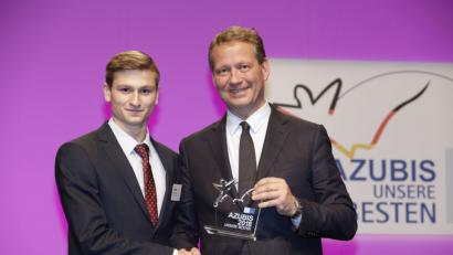 Bild: DIHK/Jens Schicke
Kurz-Azubi Fabian Lukesch (links) mit DIHK-Präsident Eric Schweitzer bei der Ehrung der besten Absolventen Deutschlands.