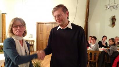 Bild: fvo
Frauenbund-Vorsitzende Lisa Käs übergibt 500 Euro an Pfarrer Norbert Götz zur Renovierung des Pfarrheims. Weitere 500 Euro gehen an den "Bunten Kreis Nordoberpfalz".