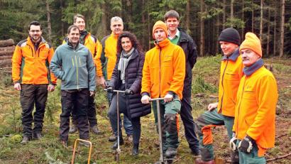 Bild: R. Kreuzer
In Aktion. Die einzige Frau vor Ort ist Tanja Hochholzer, sie setzt die erste Douglasie in diesem Windbruchgebiet in der hinteren Mooslohe.
